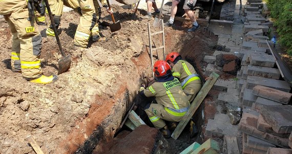 Mężczyzna został przysypany ziemią podczas prac kanalizacyjnych w Jaworznie. Wydobyli go strażacy i ratownicy górniczy. Mężczyzna trafił do szpitala.
