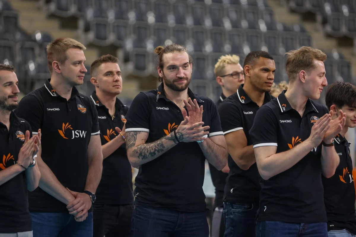 Sześciu siatkarzy, w tym reprezentanci Francji Trevor Clevenot i Stephen Boyer, pożegnało się z mistrzem Polski Jastrzębskim Węglem – poinformował klub. „Przyjemnie było przychodzić tu codziennie na treningi” – ocenił Łukasz Wiśniewski, odchodzący z zespołu po trzech sezonach.