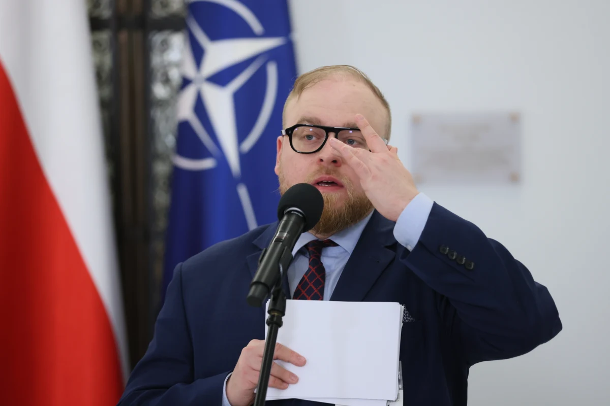 Łukasz Jasina wysłany na bezterminowy urlop - dowiedział się dziennikarz RMF FM. Rzecznik MSZ został zawieszony w związku z wypowiedzią na temat zbrodni wołyńskiej. Przed godziną 23 na Twitterze ministerstwa opublikowano komentarz w tej sprawie.