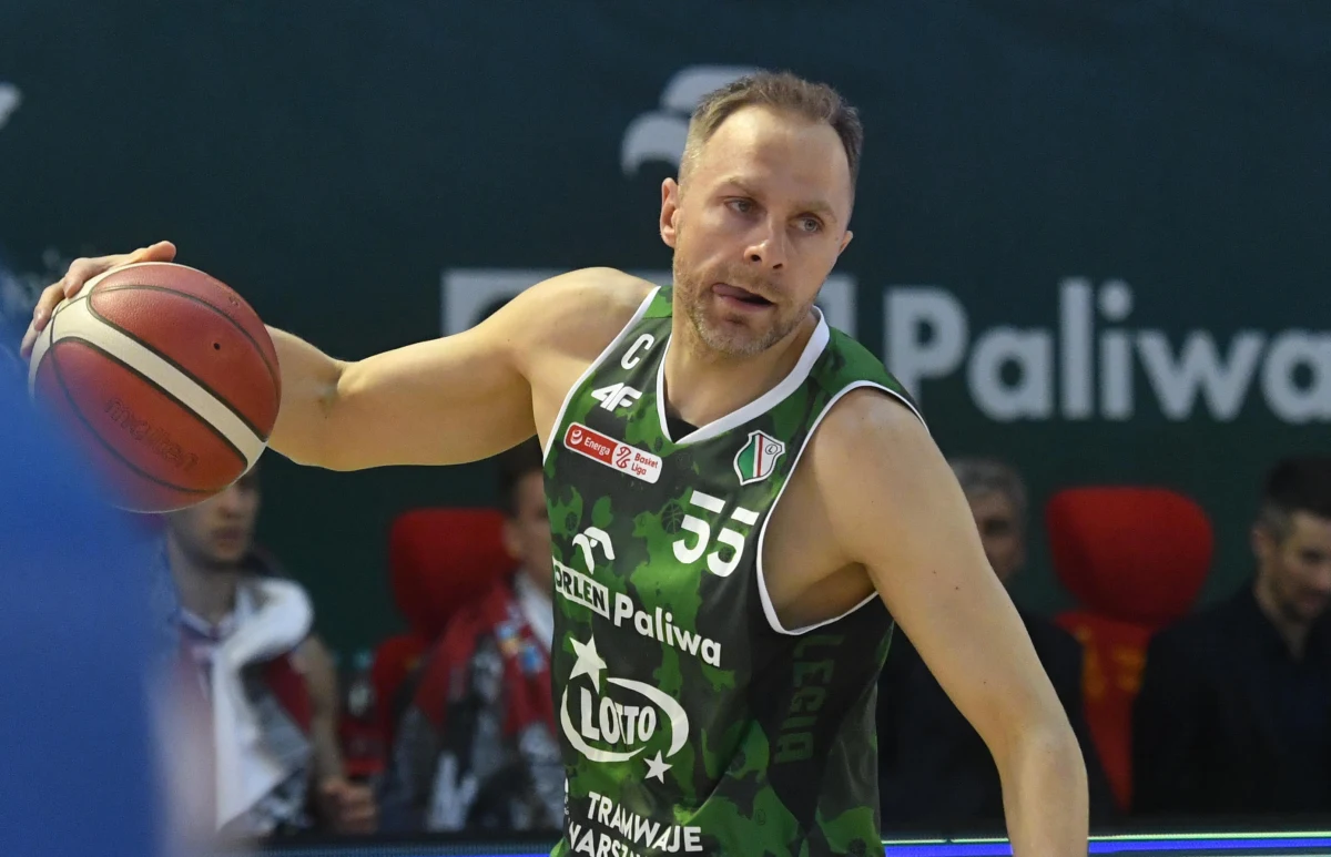 Śmiało można powiedzieć o nim: legenda polskiej koszykówki. Na koszykarskich parkietach spędził 20 lat. Już w sobotę pożegna się ze stołeczną publicznością. Łukasz Koszarek kończy karierę sportową. Z kibicami Legii pożegna się w domowym meczu przeciwko BM Stali Ostrów Wielkopolski. Będzie to pierwsze z serii starć o brązowy medal Energa Basket Ligi.