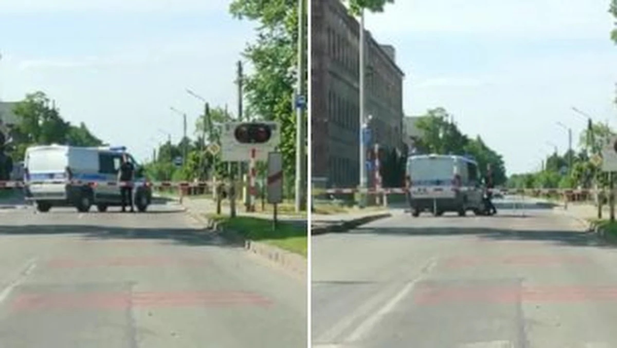 Policyjny radiowóz z garnizonu opolskiego znalazł się między zamkniętymi szlabanami na przejeździe kolejowym. Doszło do tego w miejscowości Tułowice - informuje reporter RMF FM. Kierowca dostał wysoki mandat i punkty karne.