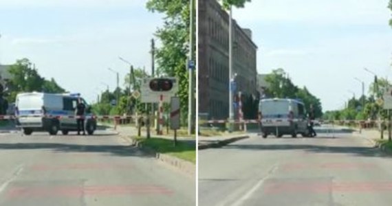 Policyjny radiowóz z garnizonu opolskiego znalazł się między zamkniętymi szlabanami na przejeździe kolejowym. Doszło do tego w miejscowości Tułowice - informuje reporter RMF FM. Kierowca dostał wysoki mandat i punkty karne.