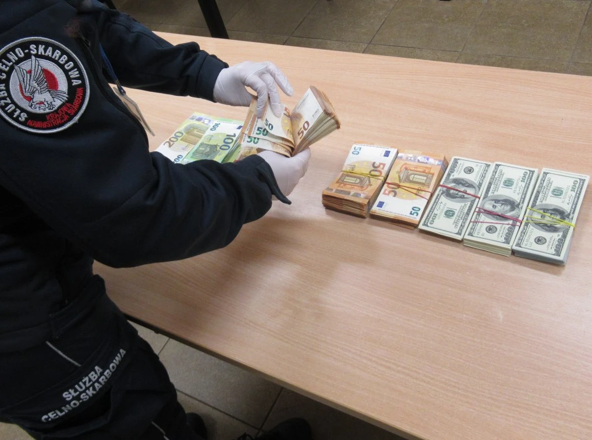 Dwoje obywateli Ukrainy przewoziło przez granice gotówkę o równowartości ponad 360 tys. zł. Mimo że mieli taki obowiązek, nie zgłosili jej do kontroli celnej. Ukarani zostali mandatami - poinformowała we wtorek rzeczniczka prasowa Izby Administracji Skarbowej w Rzeszowie Edyta Chabowska.