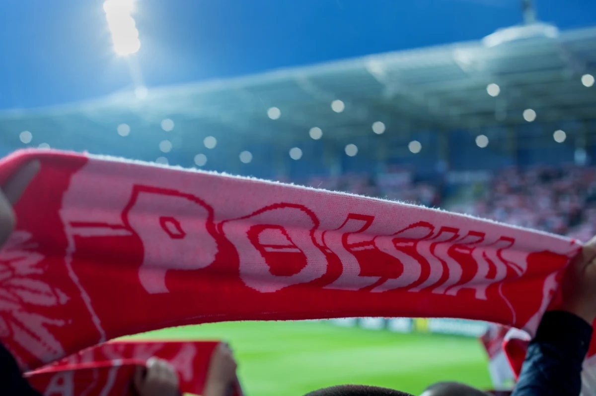 Młode Orły poza finałem mistrzostw Europy, ale cieszą się z trzeciego miejsca w turnieju. Reprezentacja polskich piłkarzy do lat 17 przegrała 3:5 (2:1) z Niemcami w ekscytującym półfinale Euro na Węgrzech. Biało-Czerwoni dwa razy obejmowali prowadzenie, lecz końcówka należała do naszych rywali.