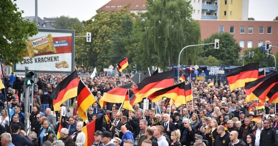 Skrajnie prawicowa Alternatywa dla Niemiec (AfD) odnotowuje rekordowe poparcie w sondażach. Tracą partie rządzącej koalicji kanclerza Olafa Scholz, którego rząd chce już od połowy przyszłego roku wprowadzić zakaz ogrzewania domów gazem i olejem opałowym.