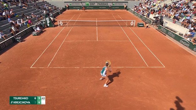 Rozstawiona z czwartą lokatą Elena Rybakina bezpiecznie awansowała do drugiej rundy French Open po wygranej w dwóch setach z Brendą Fruhvirtovą 

Rybakina odrabiała straty w obu setach i wygrała 6:4, 6:2 z Fruhvirtovą.