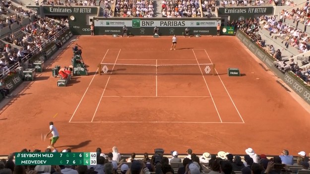 Daniił Miedwiediew odpadł w 1. rundzie wielkoszlemowego turnieju French Open w Paryżu. Rozstawiony z numerem drugim rosyjski tenisista przegrał z brazylijskim kwalifikantem Thiago Seybothem Wildem 6:7 (5-7), 7:6 (8-6), 6:2, 3:6, 4:6. Mecz trwał cztery godziny i 15 minut.