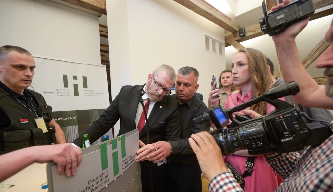 Poseł Braun zablokował wykład. Awantura przed debatą o Holokauście