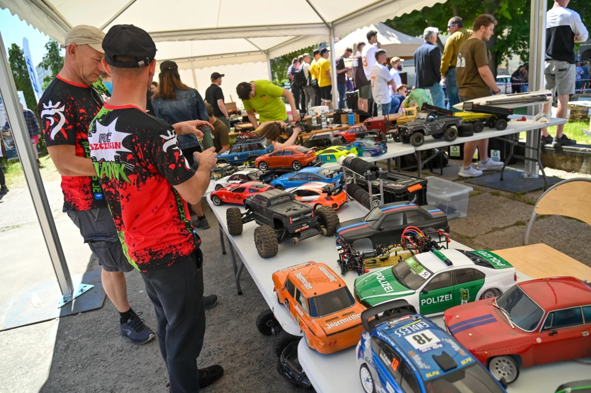 Pojazdy są niewielkie, ale bardzo szybkie i zwrotne. Na Zachodniopomorskim Uniwersytecie Technologicznym odbyły się dziś zawody zdalnie sterowanych aut. Był skomplikowany tor przeszkód, sztafeta i jazda dzięki obrazowi z kamery.