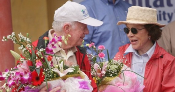Była Pierwsza Dama Stanów Zjednoczonych i żona 39. prezydenta USA Rosalynn Carter cierpi na demencję - poinformowała rodzina w wydanym dziś komunikacie. Pani Carter mieszka w domu wraz z mężem Jimmym Carterem, który od kilku miesięcy znajduje się pod opieką hospicyjną.