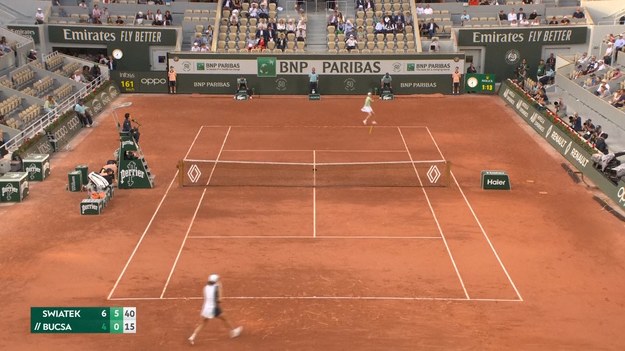 Iga Świątek rozpoczęła obronę tytułu French Open od wygranej w dwóch setach z Cristiną Bucsa. W turniejów panów m.in. rozstawieni Holger Rune i Taylor Fritz awansowali do drugiej rundy.