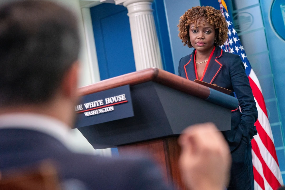 "Wciąż zbieramy informacje na temat tego, co się zdarzyło, by mieć lepszą perspektywę i jasność" - powiedziała rzeczniczka Białego Domu Karine Jean-Pierre podczas briefingu prasowego, pytana o atak na Moskwę za pomocą dronów. Jak zaznaczyła, "mogę powiedzieć bardziej ogólnie, że co do zasady, nie popieramy ataków wewnątrz Rosji".