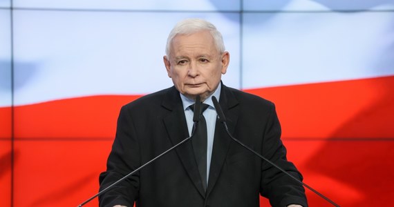 "To przede wszystkim przedwyborcze przymierzanie się do list" - tak lider Prawa i Sprawiedliwości Jarosław Kaczyński skomentował w rozmowie z "Gazetą Polską" ostatnie napięcia w Zjednoczonej Prawicy. "Staramy się uspokoić sytuację. I są pierwsze sukcesy. Nasi wewnętrzni koalicjanci zrezygnowali z pewnych blokad" – dodał. 