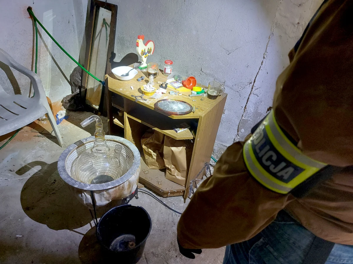 Otwoccy policjanci przy wsparciu kontrterrorystów zlikwidowali magazyn i laboratorium narkotyków. Przejęli blisko 15 kg amfetaminy i mefedronu. Zatrzymali też poszukiwanego 31-latka i jego 32-letnią partnerkę, którzy co najmniej 3 miesiące spędzą w areszcie.