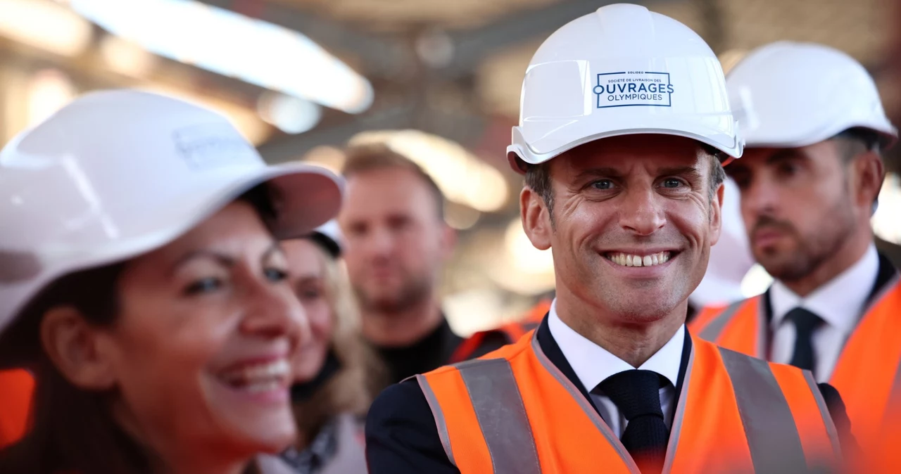 Prezydent Emmanuel Macron oraz mer Paryża Anne Hidalgo na budowie wioski olimpijskiej, październik 2021 r.