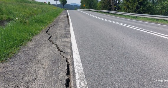 Ze względów bezpieczeństwa drogowcy zamknęli drogę krajową 28 w Kasinie Wielkiej. W poniedziałek uaktywniło się tam osuwisko. Powstało kilka szczelin o długości ok. 15 m i szerokości od kilku do 20 cm.

