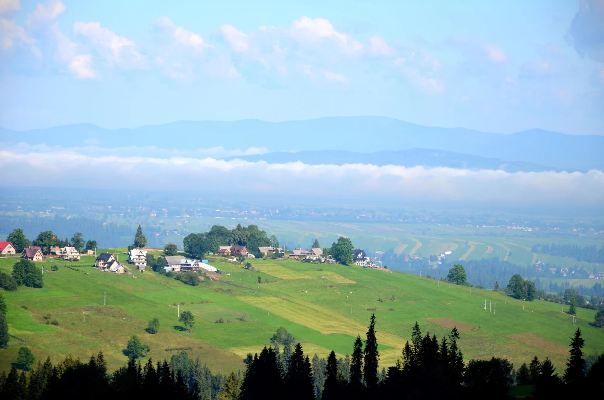 O pięknej pogodzie i doskonałych warunkach na szlakach informują ratownicy z Grupy Beskidzkiej GOPR ze stacji w Szczyrku. Rano termometry wskazywały od 11 do 13 stopni Celsjusza.