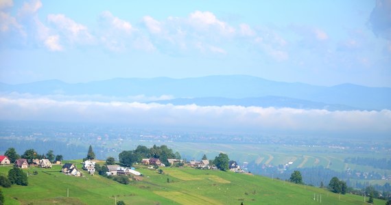 O pięknej pogodzie i doskonałych warunkach na szlakach informują ratownicy z Grupy Beskidzkiej GOPR ze stacji w Szczyrku. Rano termometry wskazywały od 11 do 13 stopni Celsjusza.