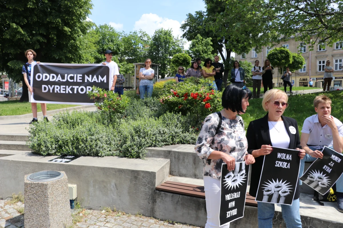 ​"To sytuacja powinna zostać wyjaśniona jak najszybciej" - powiedział RMF FM wojewoda małopolski o sytuacji w tarnowskiej szkole. Łukasz Kmita zwrócił się do Kuratorium Oświaty z prośbą o znaczne przyśpieszenie terminu, w którym zbierze się komisja dyscyplinarnej w sprawie Jana Ryby - dyrektora III LO w Tarnowie.