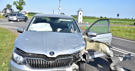 46-latek nie ustąpił pierwszeństwa i doprowadził do zderzenia z jadącą z naprzeciwka skodą. Jak się okazało, obywatel Turkmenistanu, który spowodował wypadek, nie miał prawa jazdy. Po zderzeniu do szpitala trafiła pasażerka skody.