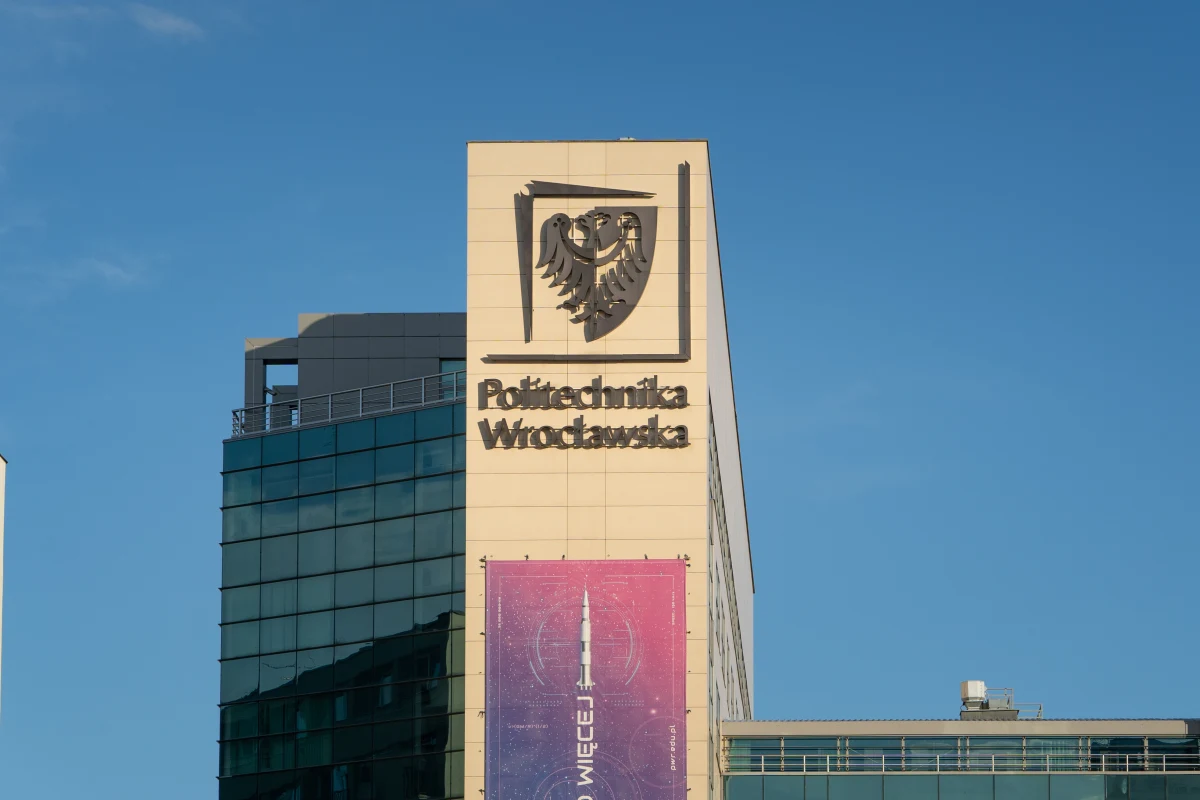 Na Politechnice Wrocławskiej trwa przywracanie prawidłowego działania systemów informatycznych. Po ćwiczeniach przeciwpożarowych doszło do awarii systemu przeciwpożarowego, a w konsekwencji zatrzymania pracy serwerowni. Nie działa strona internetowa uczelni ani system USOS.