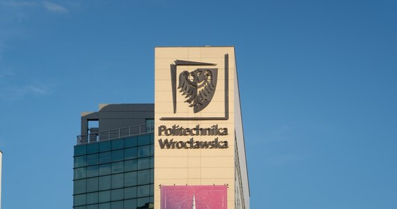 Na Politechnice Wrocławskiej trwa przywracanie prawidłowego działania systemów informatycznych. Po ćwiczeniach przeciwpożarowych doszło do awarii systemu przeciwpożarowego, a w konsekwencji zatrzymania pracy serwerowni. Nie działa strona internetowa uczelni ani system USOS.