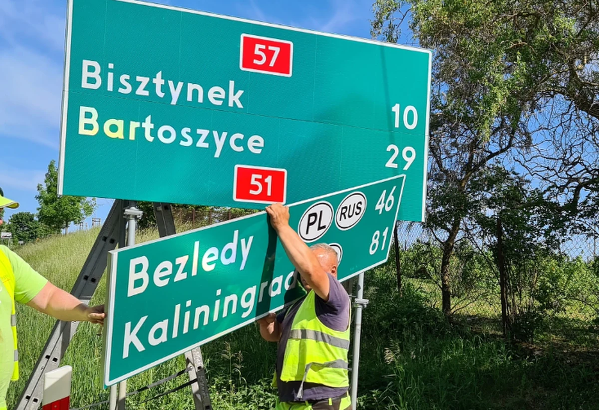 Drogowcy z Warmii i Mazur zmienili już część znaków, na których nazwa "Kaliningrad" została zastąpiona "Królewcem". Dziś wymieniane są tablice przy drodze krajowej nr 51 w Dywitach i Dobrym Mieście oraz w Wozławkach i Lutrach przy drodze krajowej nr 57. Kolejne zostaną zmienione do połowy czerwca. Łącznie dotyczy to 26 znaków.