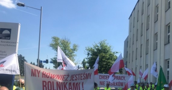 Protest pracowników firmy rolniczej w Częstochowie. Spółce, która prowadzi największa fermę bydła mlecznego na Śląsku, może grozić likwidacja, a to oznaczałoby konieczność zwolnienia ok. 90 pracowników.