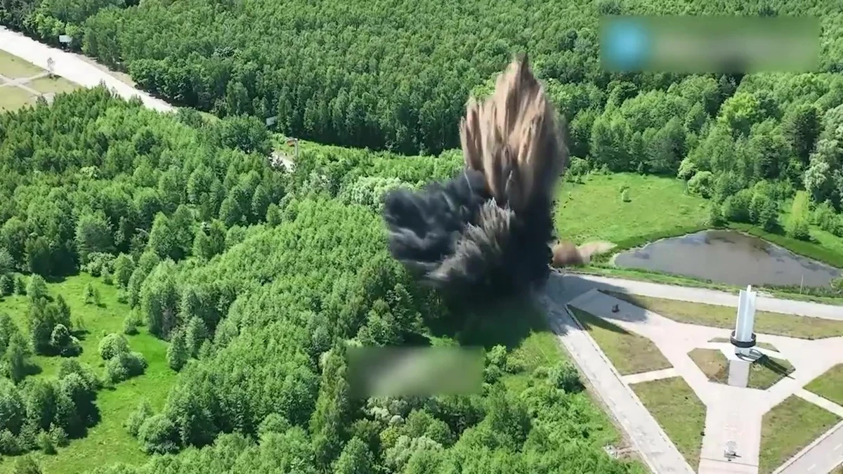 W środę rano na telegramowych kanałach pojawiło się nagranie z eksplozji w pobliżu pomnika "Trzech Sióstr" na granicy Rosji, Ukrainy i Białorusi. Państwowa Służba Graniczna Ukrainy poinformowała, że eksplozję przeprowadziła strona rosyjska we wtorek po południu.