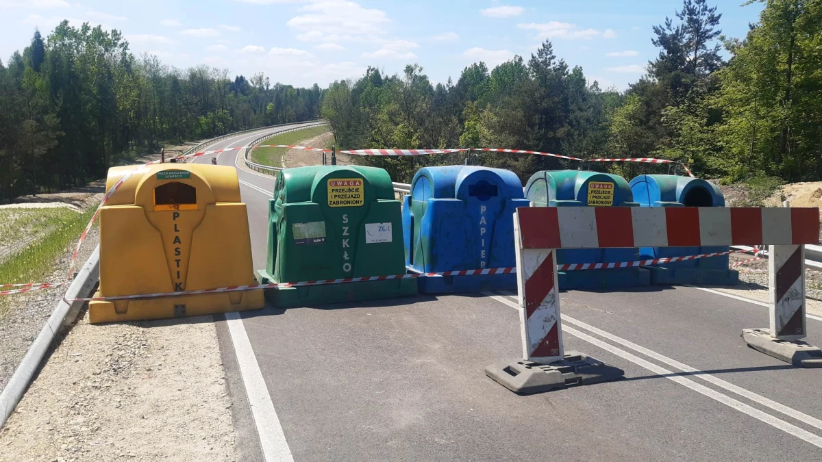 Wielkie zapadlisko powstało bezpośrednio na obwodnicy Bolesławia w powiecie olkuskim. Z 1,5 metrowej dziury wystają fragmenty siatki drogowej i nawierzchni jezdni. Droga jest zamknięta, a służby zablokowały wjazd... kontenerami do segregacji śmieci.