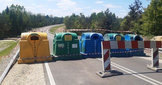 Wielkie zapadlisko powstało bezpośrednio na obwodnicy Bolesławia w powiecie olkuskim. Z 1,5 metrowej dziury wystają fragmenty siatki drogowej i nawierzchni jezdni. Droga jest zamknięta, a służby zablokowały wjazd... kontenerami do segregacji śmieci.