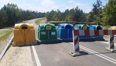​Dziura w obwodnicy Bolesławia. Służby zablokowały przejazd... koszami na śmieci