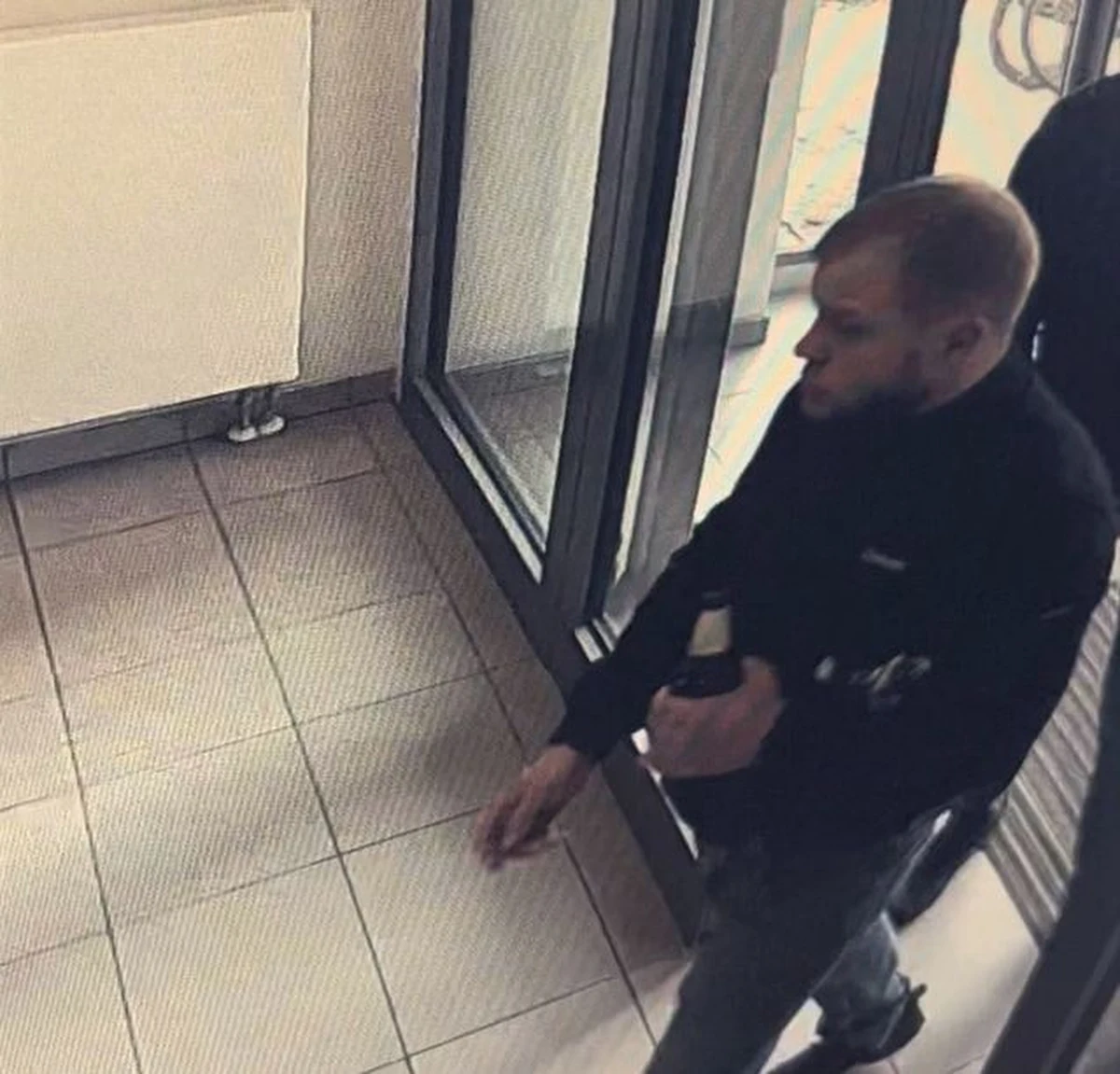 Policjanci szukają mężczyzny, który może mieć informacje o gwałcie, do którego doszło pod koniec maja na wrocławskich Krzykach. Jego wizerunek zarejestrowały kamery osiedlowego monitoringu.

 