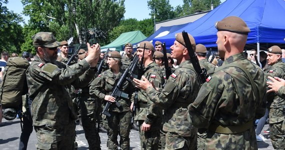 Jest nowelizacja ustawy o obronie ojczyzny, która przywraca możliwość zwracania rezerwistom powołanym na ćwiczenia kosztów dojazdu do jednostki i powrotu do domu - dowiedział się reporter RMF FM. Na problem luki w przepisach zwrócił uwagę nasz słuchacz, któremu odmówiono zwrotu kosztów podróży z Podkarpacia do Centrum Szkolenia Łączności w Zegrzu na Mazowszu. Po naszej interwencji przepisy mają zostać zmienione. 