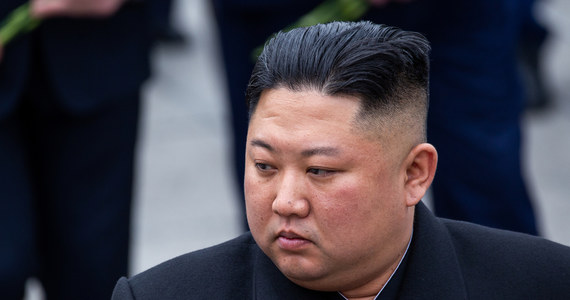 Przywódca Korei Północnej Kim Dzong Un jest w nie najlepszej formie - donoszą służby wywiadowcze z Seulu. Według informacji przekazanych przez południowokoreańską agencję Yonhap, Kim Dzong Un waży 140 kg, dużo pije, pali papierosy i cierpi na bezsenność.