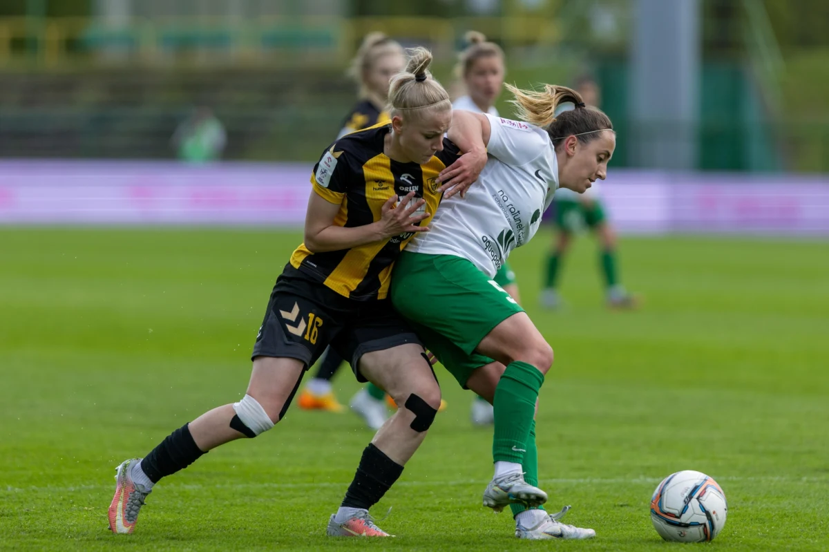 Piłkarki GKS-u Katowice wciąż świętują historyczny sukces klubu, jakim jest zdobycie tytułu mistrzyń Polski. Katowiczanki tytuł zapewniły sobie wygrywając w ostatniej kolejce ekstraligi 3:1 z Medykiem Konin. W środę odebrały gratulacje od prezydenta Katowic Marcina Krupy, który przeznaczył 300 tysięcy złotych na premie dla zawodniczek i sztabu. Zawodniczką GKS-u jest Nicola Brzęczek, która piłkę nożną wybrała podobnie jak wujkowie Jakub Błaszczykowski i Jerzy Brzęczek. "Super historią jest to, że cała nasza trójka ma na koncie mistrzostwo Polski i wszyscy w podobnym wieku. Mam nadzieję, że będę się mogła zbliżyć do tego co oni osiągnęli" – podkreśla Nicola Brzęczek, z którą o tytule mistrzowskim, pomocy rodziny w karierze, ale także specjalnym miejscu na sportowe pamiątki i trofea rozmawiał Wojciech Marczyk z redakcji sportowej RMF FM. 