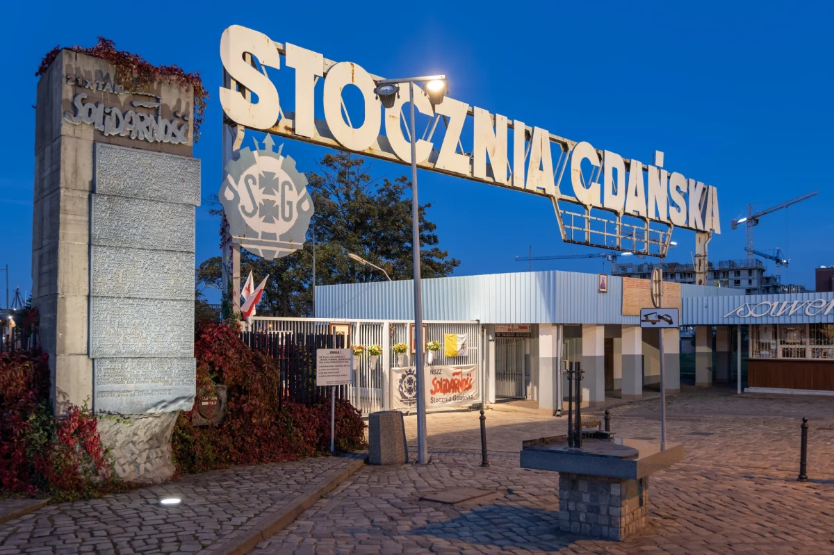 Naczelny Sąd Administracyjny oddalił skargi kasacyjne od wyroku Wojewódzkiego Sądu Administracyjnego w Warszawie o wpisaniu do rejestru zabytków historycznego zespołu budowlanego Stoczni Gdańskiej od okresu funkcjonowania Stoczni Cesarskiej do 1989 r. - podano na stronie MKiDN.