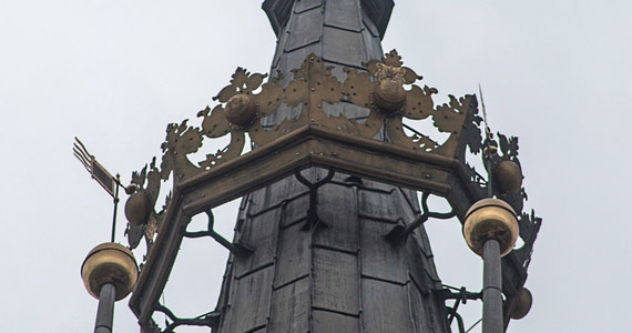 Korona wieńcząca iglicę jednej z wież Bazyliki Mariackiej przejdzie konserwację. Specjaliści zajmą się nią 25 lat po ostatniej renowacji

