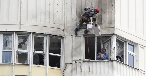 To wszystko ma pokazać, że rosyjskie dowództwo jest niesprawne i zdelegitymować Putina w oczach Rosjan, ale to ryzykowna gra. Może zmobilizować Rosjan wokół Putina i pozbawić Ukraińców pozycji ofiary i podmiotu szlachetnego w tej wojnie - mówił w Radiu RMF24 Zbigniew Parafianowicz, reporter Dziennika Gazety Prawnej i autor książki "Śniadanie pachnie trupem" poświęconej wojnie w Ukrainie. Gość Tomasza Terlikowskiego skomentował nocny atak drona, który spowodował pożar rafinerii ropy naftowej w Kraju Krasnodarskim na południu Rosji.