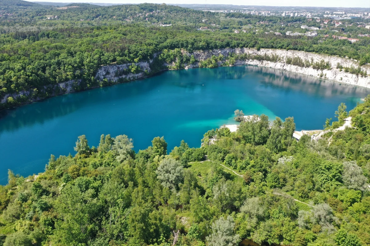 Park Zakrzówek od dziś będzie dostępny dla krakowian. Choć oficjalne otwarcie kąpieliska z pływającymi basenami zaplanowano 22 czerwca, można już spacerować po drewnianych pomostach i podziwiać to miejsce. Specjalnie dla Was mamy zdjęcia i film z lotu ptaka.

