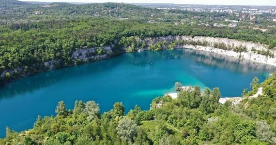 Park Zakrzówek od dziś będzie dostępny dla krakowian. Choć oficjalne otwarcie kąpieliska z pływającymi basenami zaplanowano 22 czerwca, można już spacerować po drewnianych pomostach i podziwiać to miejsce. Specjalnie dla Was mamy zdjęcia i film z lotu ptaka.

