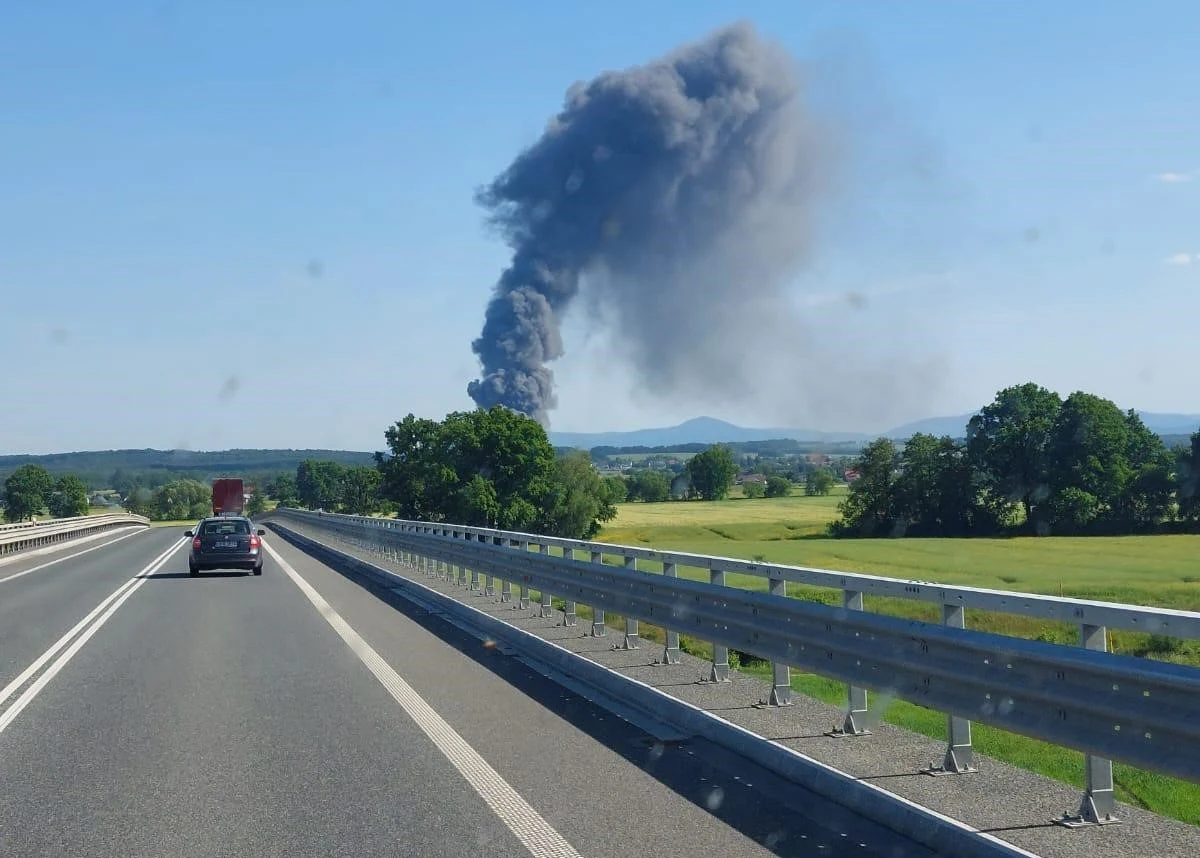Duży pożar fabryki mebli w Niwnicy koło Nysy na Opolszczyźnie. Jak informują strażacy, ogień już się nie rozprzestrzenia. Strażacy go dogaszają. 