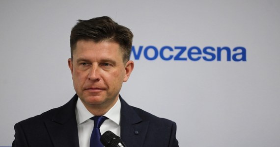 ​Zapowiedź Ryszarda Petru o starcie do Senatu z własnego komitetu traktuję jako podważenie paktu senackiego; dlatego podjąłem decyzję o skierowaniu tej sprawy do sądu koleżeńskiego i zawieszeniu Ryszarda Petru w prawach członka partii na czas postępowania - poinformował przewodniczący Nowoczesnej Adam Szłapka.