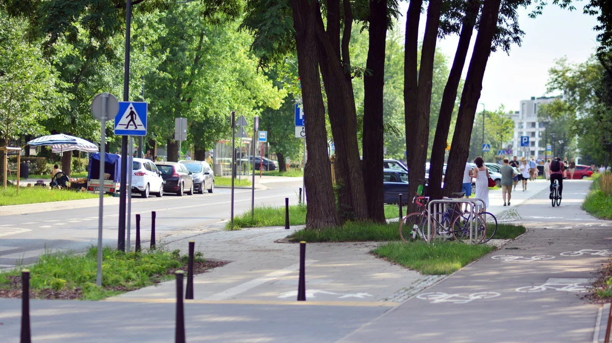 Dzielnica przekazała wykonawcy przebudowy ulicy Przasnyskiej teren pod plac budowy. Przebudowa obejmie odcinek 600 m, od ul. Krasińskiego do ul. Duchnickiej wraz z budową ronda na skrzyżowaniu z ulicą Rydygiera. Planowany termin zakończenia inwestycji to czerwiec 2024 roku.