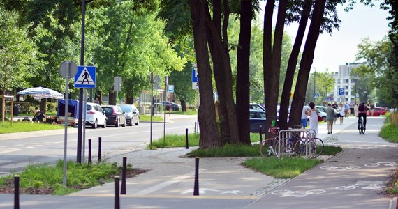 Dzielnica przekazała wykonawcy przebudowy ulicy Przasnyskiej teren pod plac budowy. Przebudowa obejmie odcinek 600 m, od ul. Krasińskiego do ul. Duchnickiej wraz z budową ronda na skrzyżowaniu z ulicą Rydygiera. Planowany termin zakończenia inwestycji to czerwiec 2024 roku.