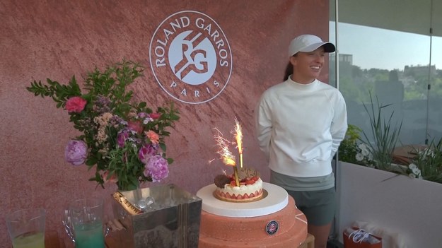 Broniąca tytułu mistrzyni French Open, Iga Świątek, otrzymała w środę błyszczący tort urodzinowy z okazji swoich 22. urodzin.

Dyrektor turnieju Amelie Mauresmo wręczyła pierwszej rakiecie świata tort i torbę prezentów, aby uczcić tę okazję właśnie w Paryżu.

Dwukrotna zwyciężczyni French Open rozpoczęła swój urodzinowy tydzień jak doskonale, wygrywając 6: 4, 6: 0 z Cristiną Bucsą w pierwszej rundzie turnieju, w następnej spotka się z Amerykanką Claire Liu.