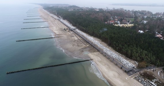 Zakończono przebudowę i rozbudowę systemu umocnień brzegowych w Mielnie - poinformował w środę Urząd Morski w Szczecinie. Przeprowadzono też sztuczne zasilanie plaży piaskiem, które będzie powtórzone jesienią. Opaski brzegowe zyskały Pleśna i Kołobrzeg. Łączny koszt projektu to ponad 63 mln zł.