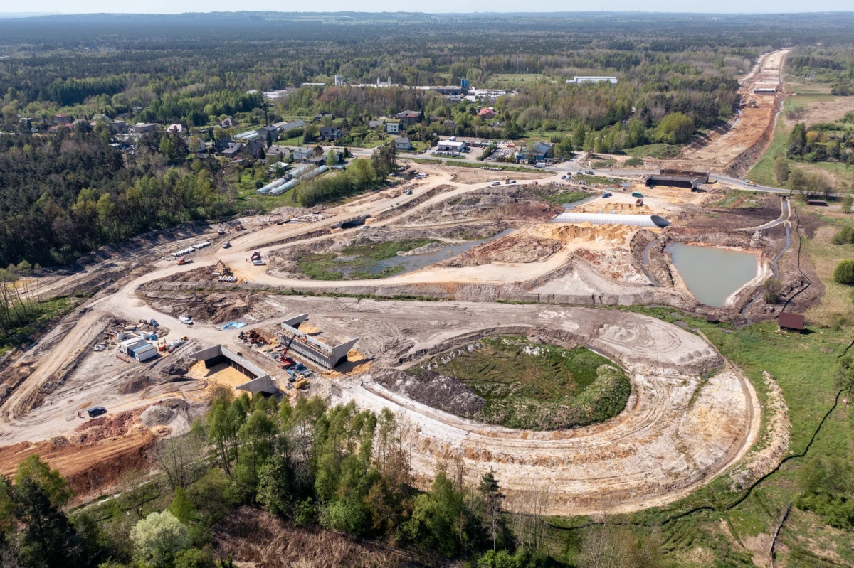 Budowa głównej części południowej obwodnicy Zawiercia w ciągu drogi krajowej nr 78 jest zaawansowana w 30 proc. – podał w środę katowicki oddział Generalnej Dyrekcji Dróg Krajowych i Autostrad. Kontrakt realizacyjny ma wartość blisko 415 mln zł, droga ma powstać do końca lipca 2024 r.
