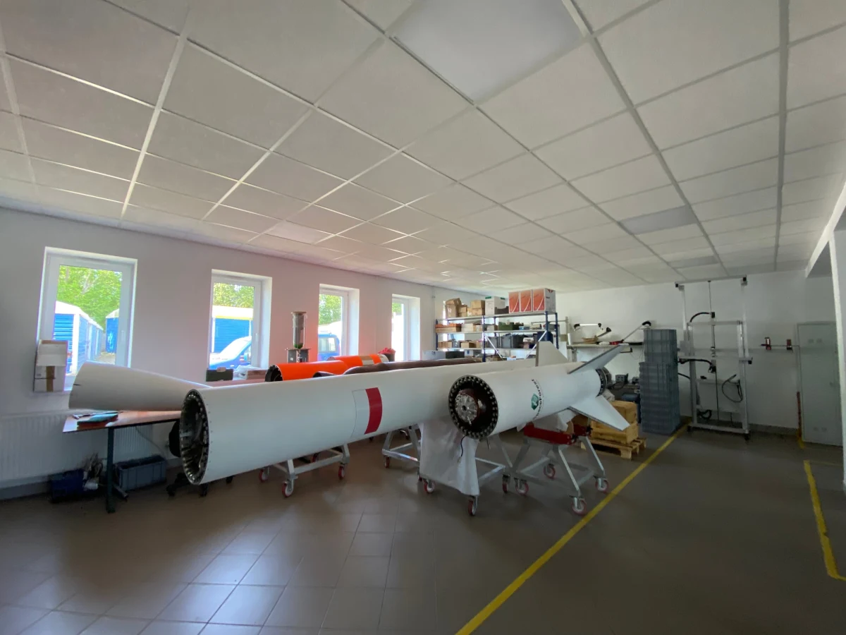 Za wszystkim stoi firma wywodzących się z Pomorskiego Parku Naukowo Technologicznego w Gdyni. Spółka SpaceForest jesienią tego roku zamierza wystrzelić swoją rakietę w kosmos. Wcześniej jednak czeka ją testowy lot na wysokość 50 kilometrów. To może być pierwszy udokumentowany start, w wykonaniu największej rakiety w polskiej historii, czyli Peruna.
