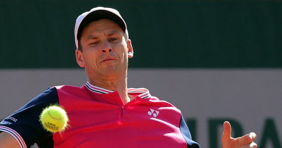 Hubert Hurkacz w trzeciej rundzie turnieju Rolanda Garrosa! Po trwającym cztery godziny i 41 minut spotkaniu Polak pokonał Holendra Tallona Griekspoora 6:3, 5:7, 6:7 (13-15), 7:6 (7-5), 6:4.